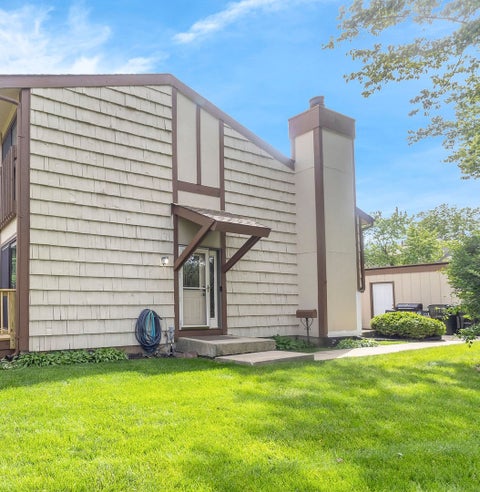 Photo of 563 N Woodfield Trail, Roselle, IL 60172 (MLS # 12726948)