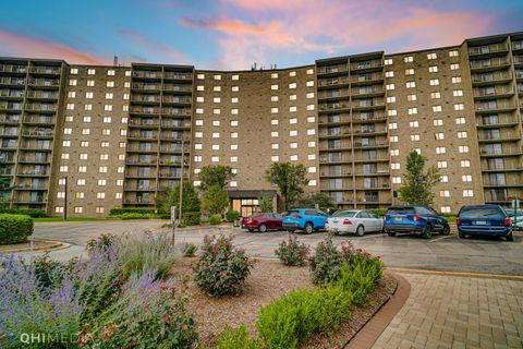 Tiny photo for 6340 Americana Drive #310, Willowbrook, IL 60527 (MLS # 12652812)
