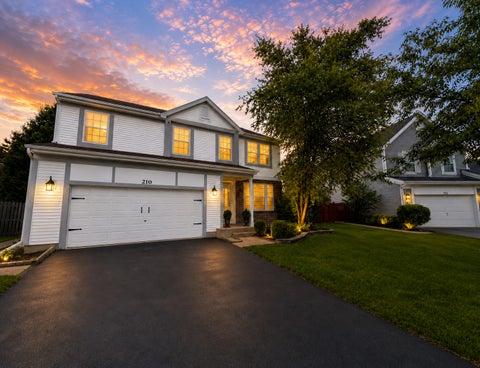 Photo of 210 Balmoral Court, Glendale Heights, IL 60139 (MLS # 12673602)
