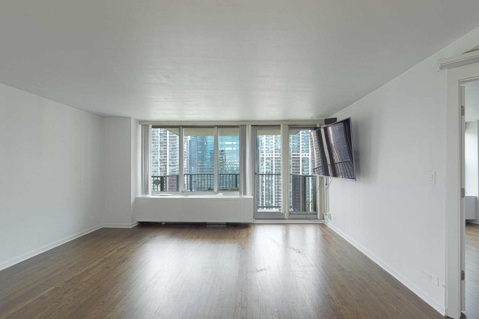 400 E RANDOLPH Street 3320