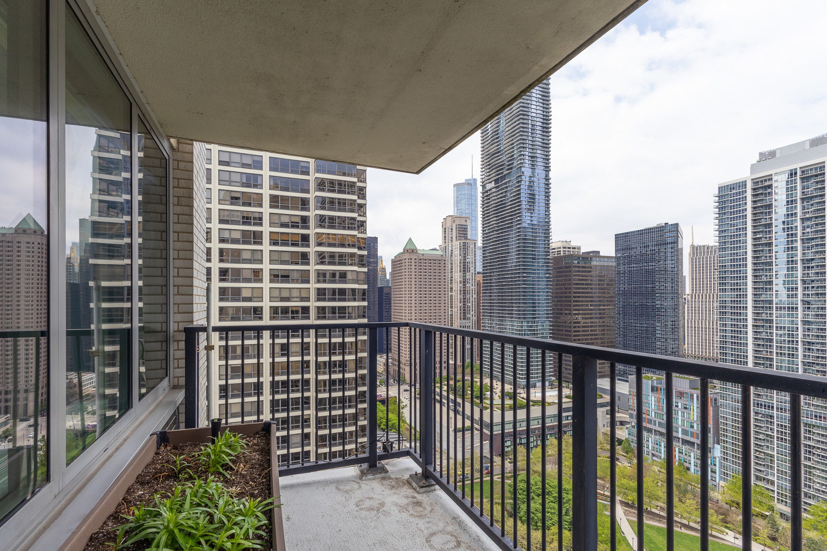 400 E RANDOLPH Street 3320