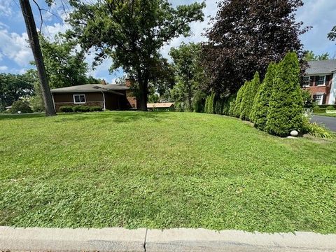 37 E Cambridge Drive Oak Brook IL 60523