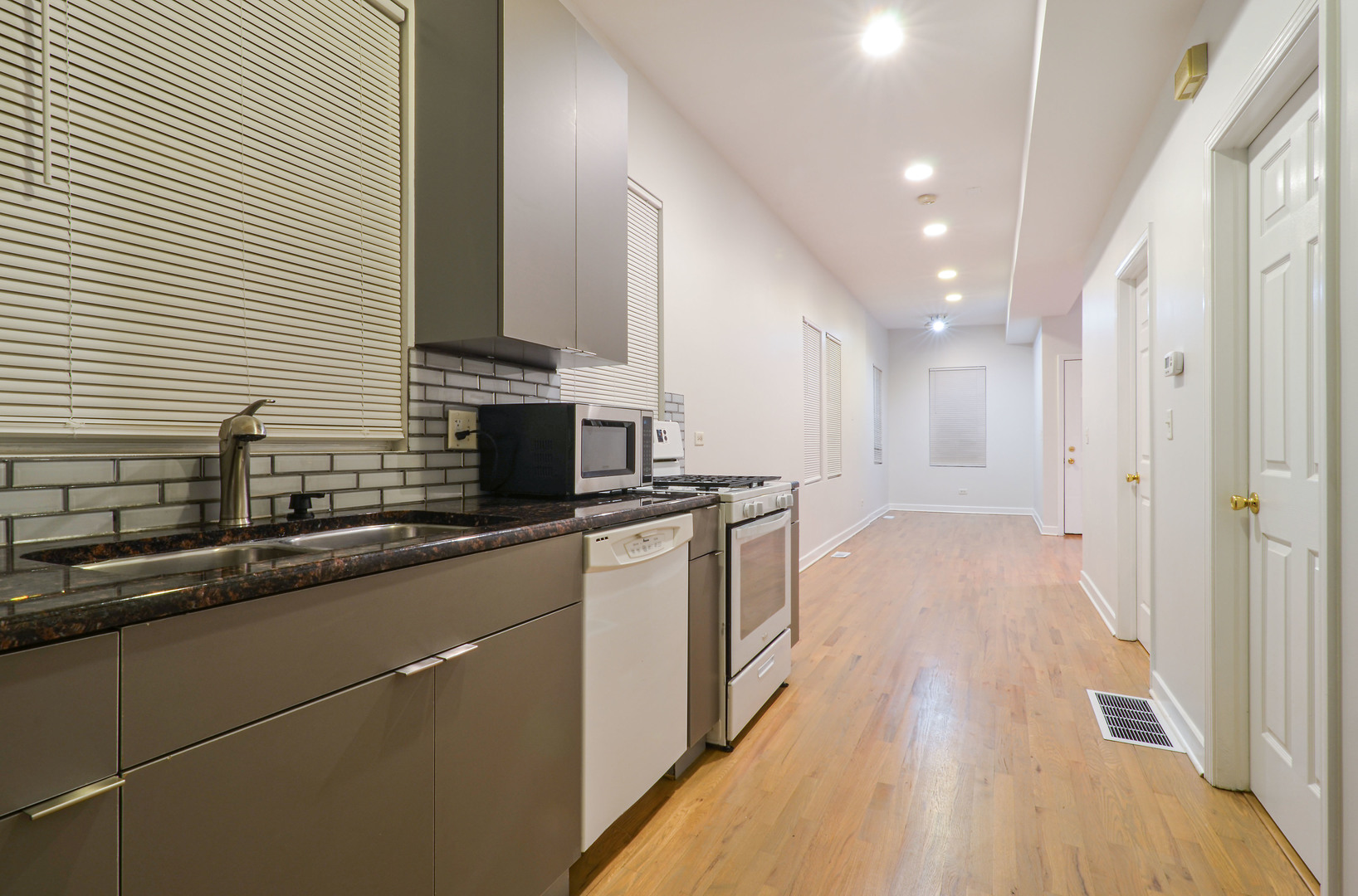 3048 N CLYBOURN Avenue 1B