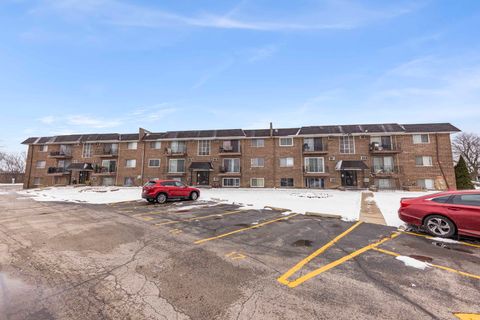 Tiny photo for 215 S Hale Street #9B, Addison, IL 60101 (MLS # 12584306)