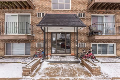 Tiny photo for 215 S Hale Street #9B, Addison, IL 60101 (MLS # 12584306)