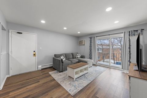 Tiny photo for 215 S Hale Street #9B, Addison, IL 60101 (MLS # 12584306)