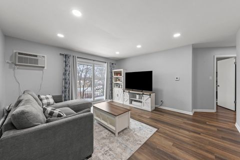 Tiny photo for 215 S Hale Street #9B, Addison, IL 60101 (MLS # 12584306)