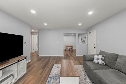 Tiny photo for 215 S Hale Street #9B, Addison, IL 60101 (MLS # 12584306)