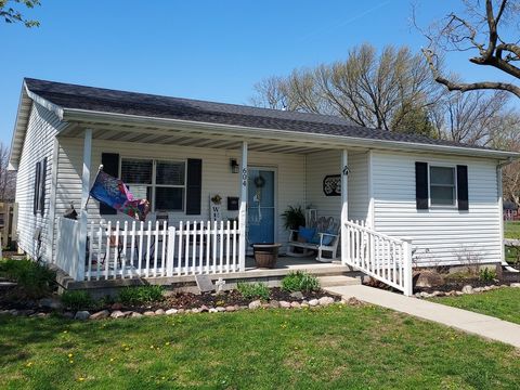Photo of 604 S Locust Street, Arcola, IL 61910 (MLS # 12614329)