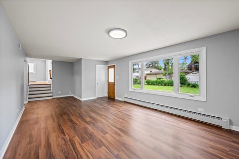 Tiny photo for 1400 E Ironwood Drive, Mount Prospect, IL 60056 (MLS # 12651873)