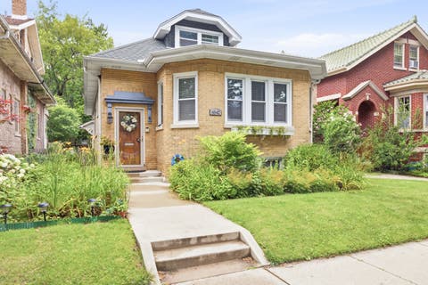 Photo of 6542 N MAPLEWOOD Avenue, Chicago, IL 60645 (MLS # 12701486)
