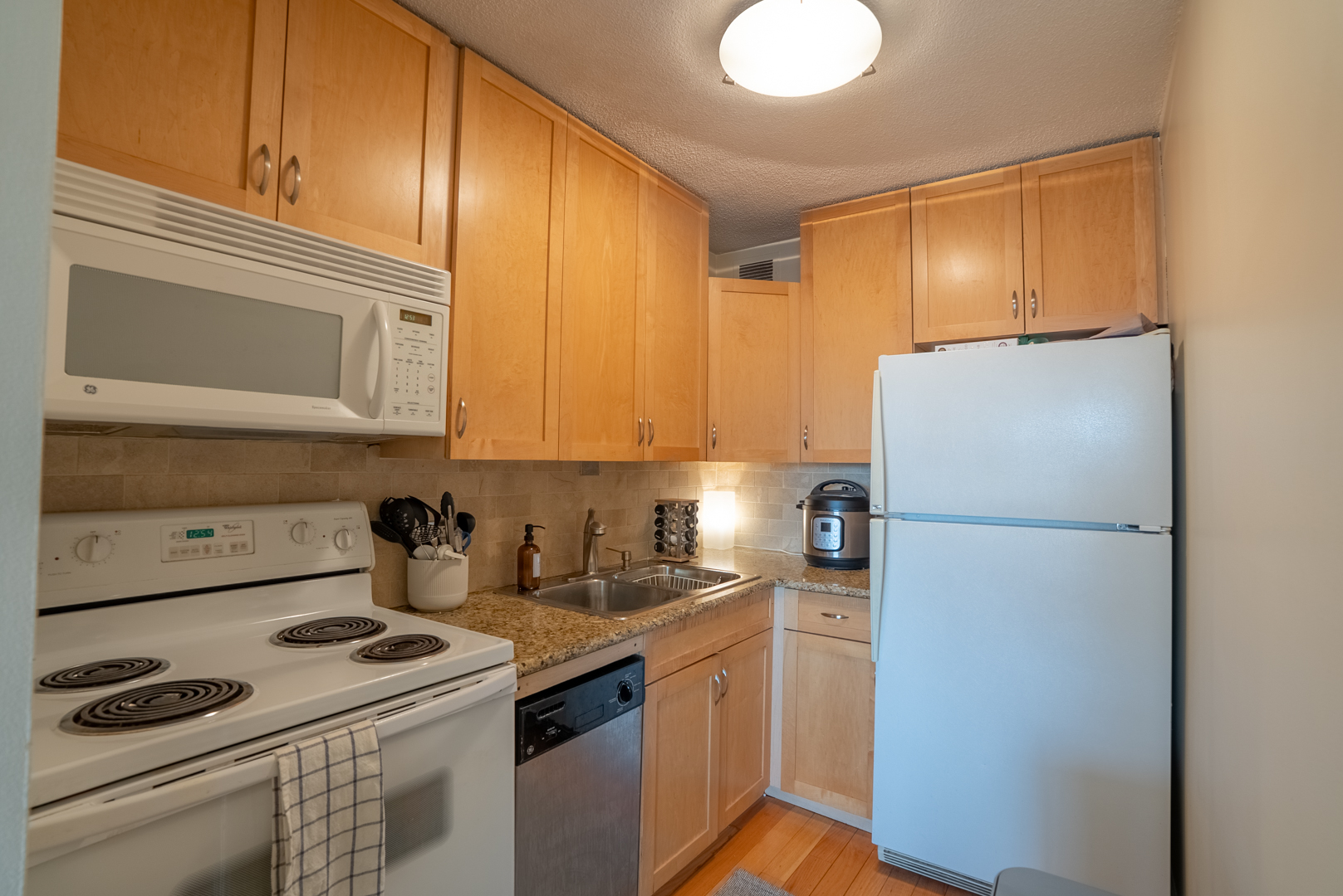 2728 N Hampden Court 610