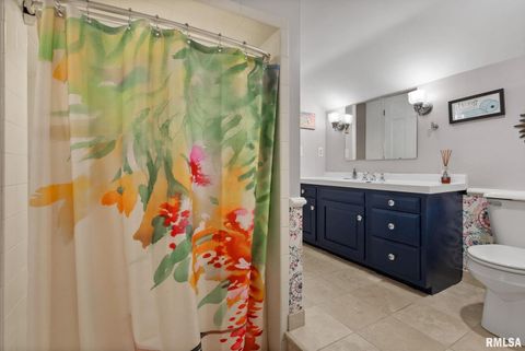 Tiny photo for 1 OAK PARK Drive, Bettendorf, IA 52722 (MLS # QC4267431)