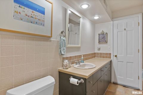 Tiny photo for 1 OAK PARK Drive, Bettendorf, IA 52722 (MLS # QC4267431)