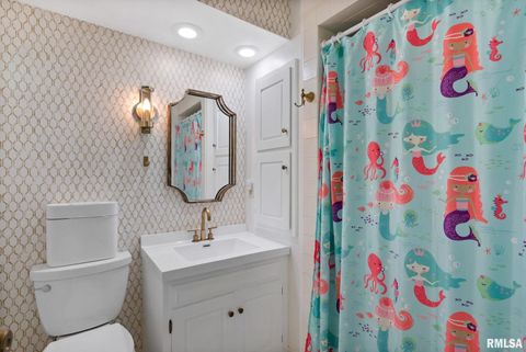 Tiny photo for 1 OAK PARK Drive, Bettendorf, IA 52722 (MLS # QC4267431)