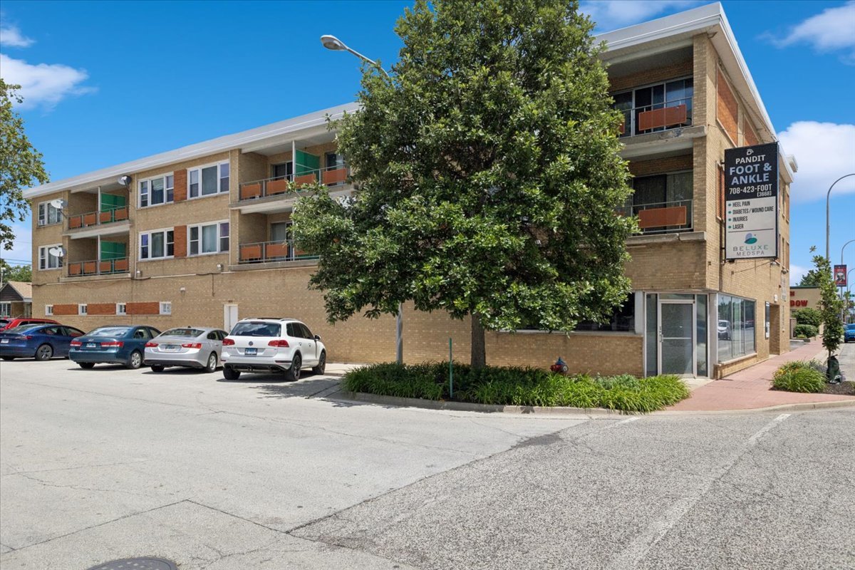 Photo 1 of 23 — 3830 W 95th Street 104-106, Evergreen Park, IL 60805