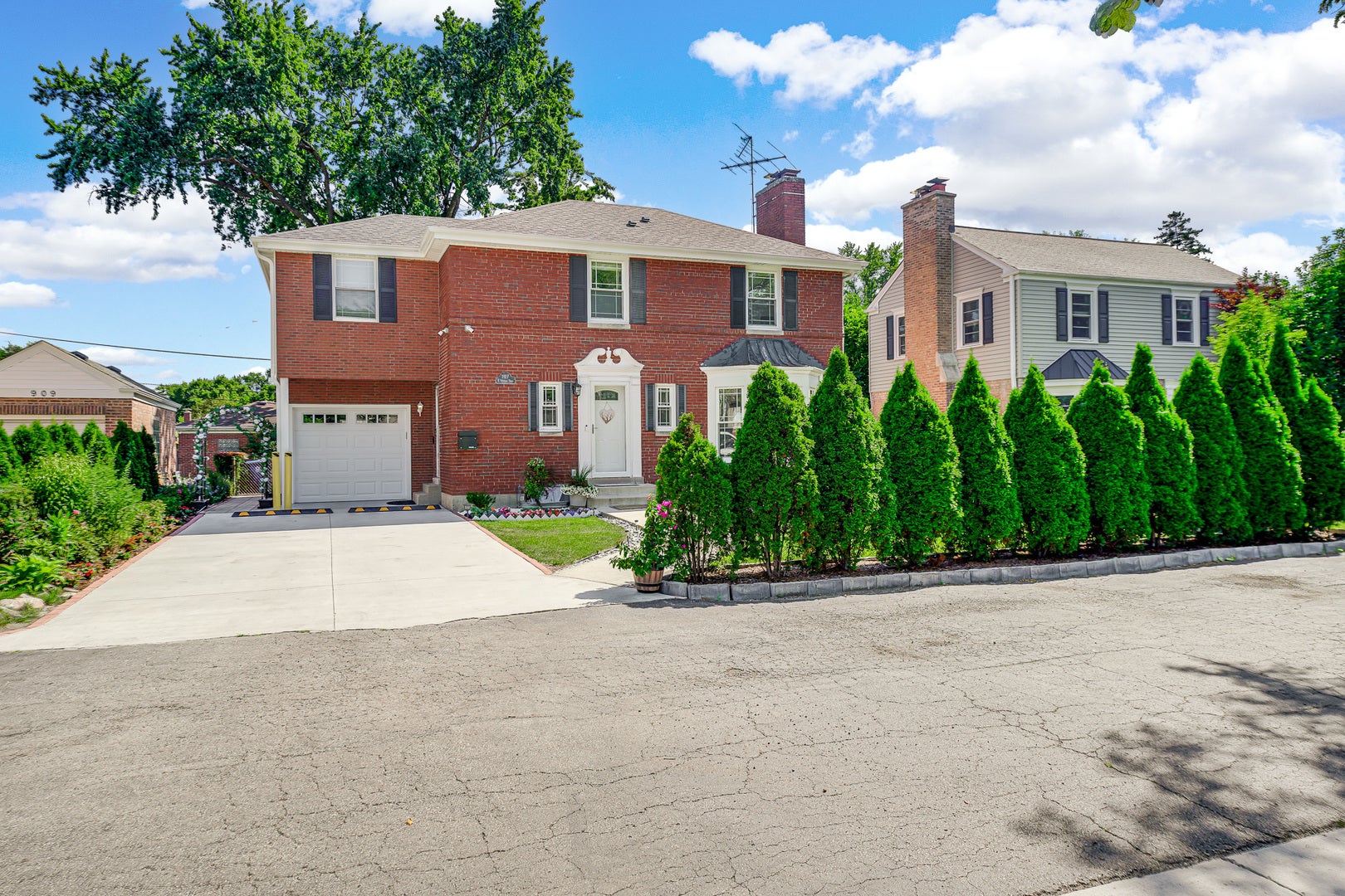 907 E Central Road