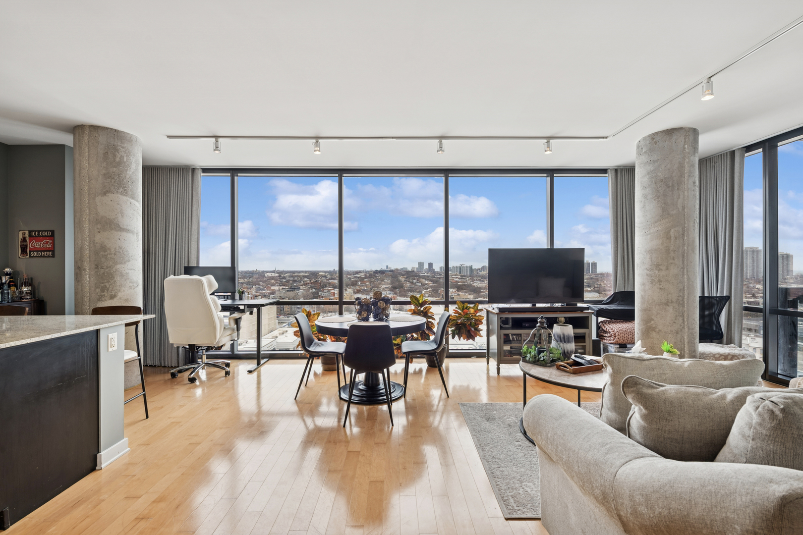 860 W Blackhawk Street 1504