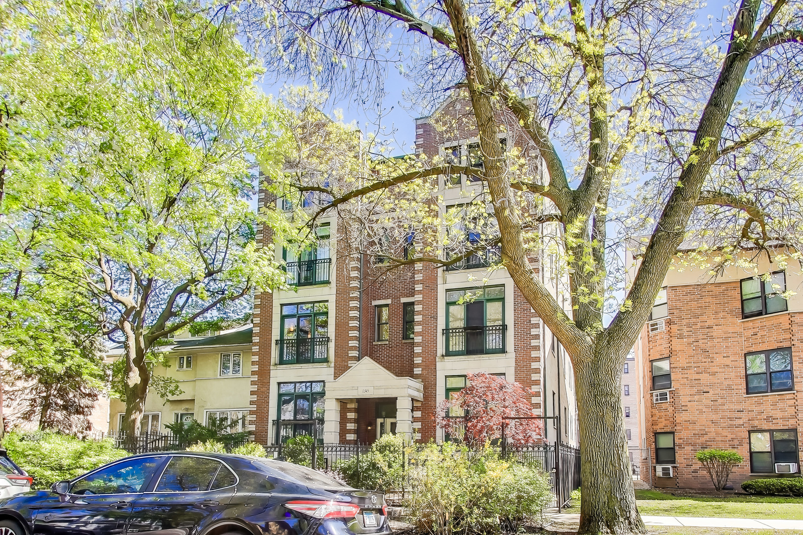 1349 W Chase Avenue 2E