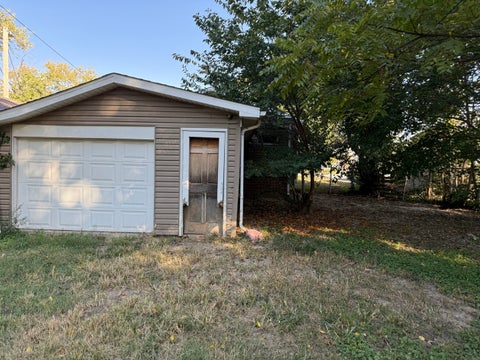Tiny photo for 905 Glendale Street, Benton, IL 62812 (MLS # 12779979)