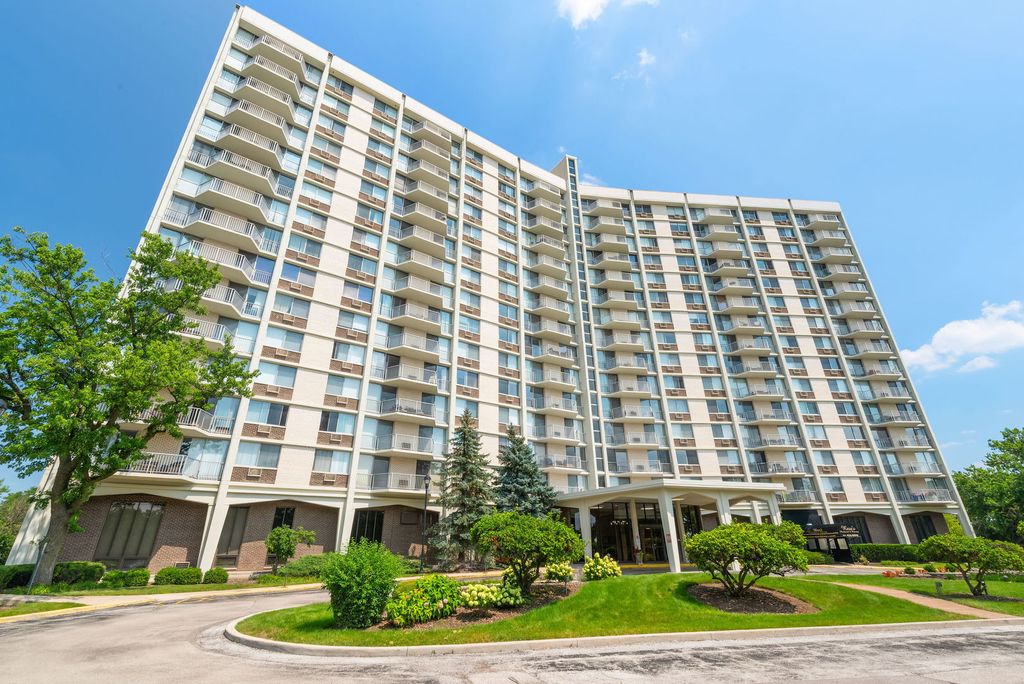 Photo for 40 N Tower Road #16G, Oak Brook, IL 60523 (MLS # 12440039)