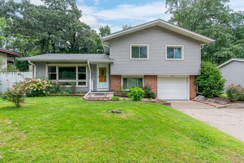 Photo of 803 16th Street, Bettendorf, IA 52722 (MLS # 12737974)