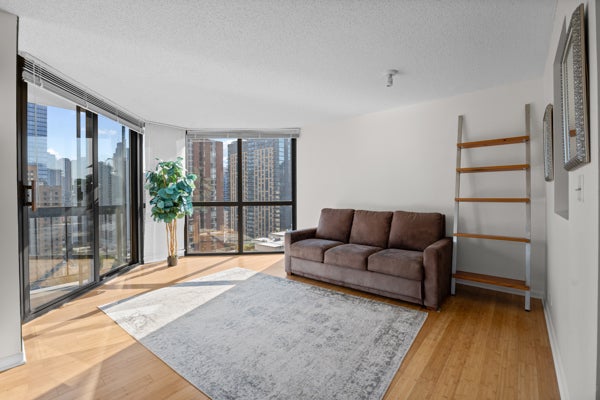 33 W Delaware Place 20G