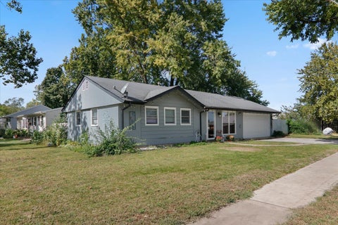 Photo of 1402 Mount Vernon Drive, Bloomington, IL 61704 (MLS # 12773905)