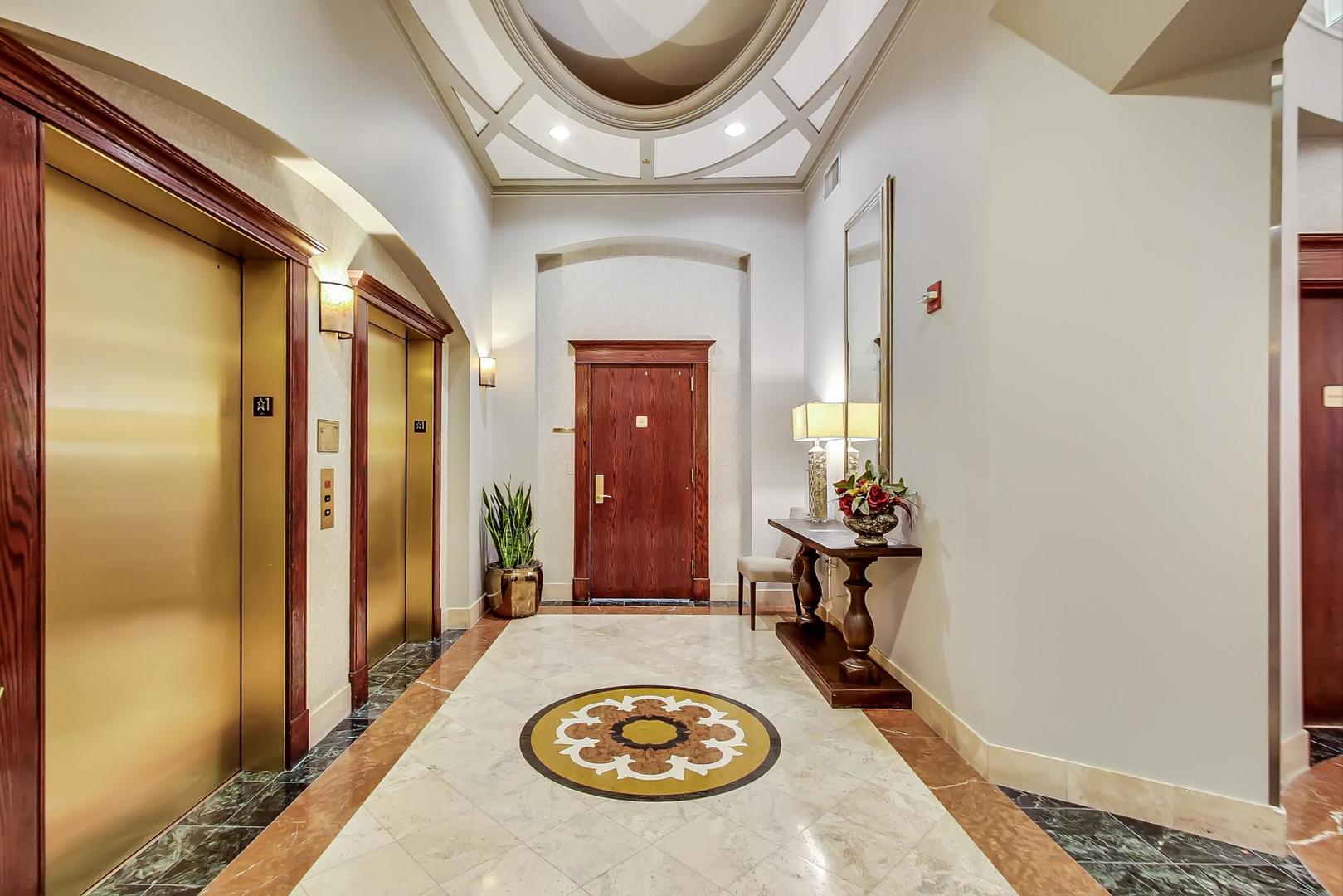 230 W Division Street 1307