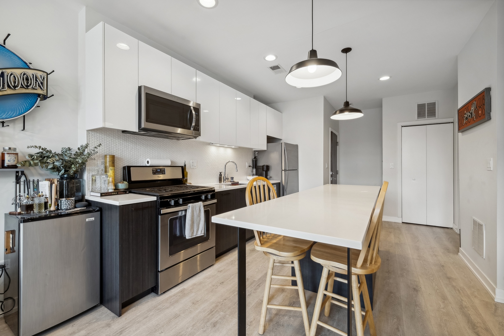 713 N Milwaukee Avenue 202