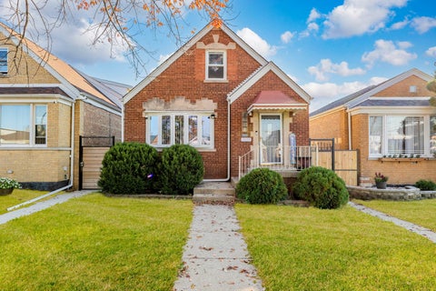 Photo of 3939 W 69th Place, Chicago, IL 60629 (MLS # 12793346)