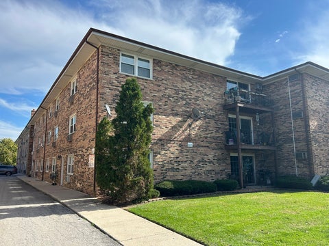 Tiny photo for 9817 Nottingham Avenue #303, Chicago Ridge, IL 60415 (MLS # 12793329)