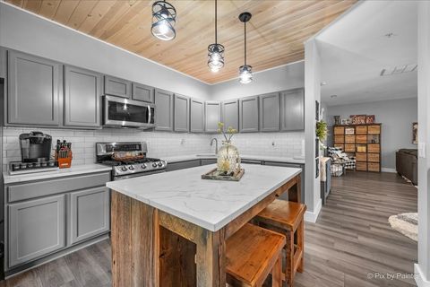 Tiny photo for 76 Johnson Court, North Aurora, IL 60542 (MLS # 12635437)