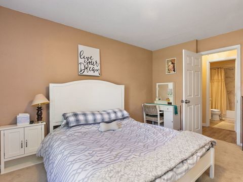 Tiny photo for 987 Golf Course Road #4, Crystal Lake, IL 60014 (MLS # 12629988)