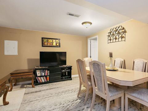 Tiny photo for 987 Golf Course Road #4, Crystal Lake, IL 60014 (MLS # 12629988)