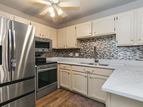 Tiny photo for 987 Golf Course Road #4, Crystal Lake, IL 60014 (MLS # 12629988)