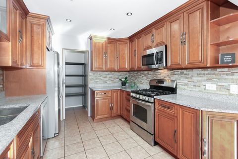 Tiny photo for 275 Wilmette Court #B1, Schaumburg, IL 60193 (MLS # 12546825)