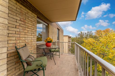 Tiny photo for 110 W Butterfield Road #502S, Elmhurst, IL 60126 (MLS # 12504906)