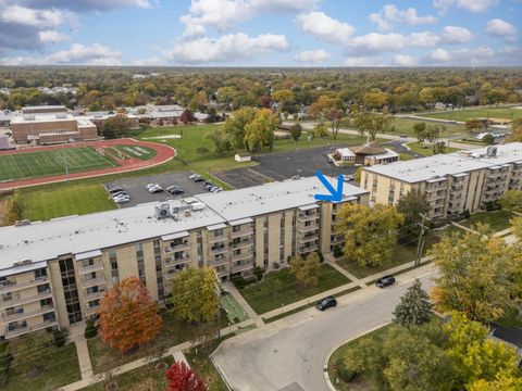 Tiny photo for 110 W Butterfield Road #502S, Elmhurst, IL 60126 (MLS # 12504906)