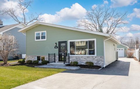 Photo of 646 W Babcock Avenue, Elmhurst, IL 60126 (MLS # 12637366)
