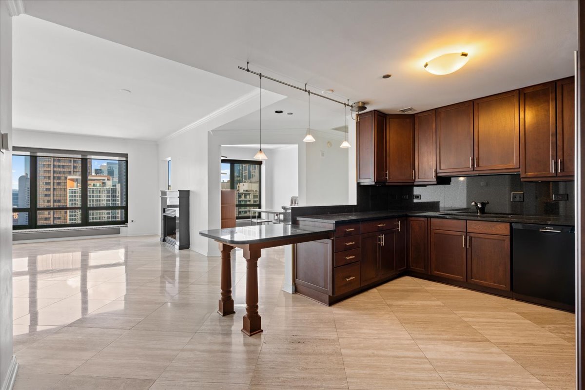 130 N GARLAND Court 3702