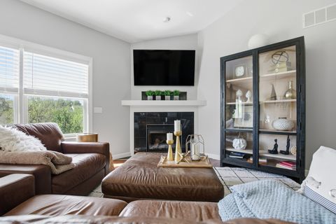 Tiny photo for 4 FRONTIER Court, Le Claire, IA 52753 (MLS # 12633543)