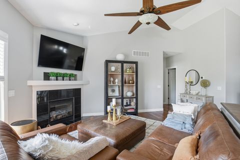 Tiny photo for 4 FRONTIER Court, Le Claire, IA 52753 (MLS # 12633543)