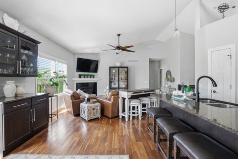 Tiny photo for 4 FRONTIER Court, Le Claire, IA 52753 (MLS # 12633543)