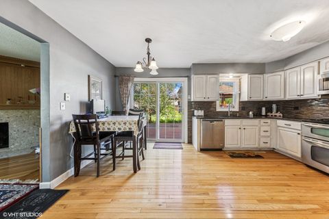 Tiny photo for 121 S Parkside Avenue, Glen Ellyn, IL 60137 (MLS # 12549206)