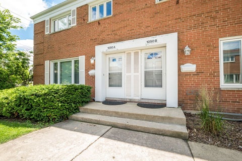 Tiny photo for 1050 Higgins Road #B, Park Ridge, IL 60068 (MLS # 12682259)