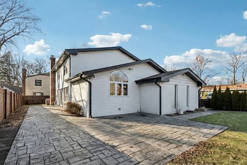 Tiny photo for 2301 Malik Court, Glenview, IL 60025 (MLS # 12545076)