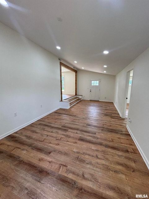 Tiny photo for 208 Dorris Drive, Metropolis, IL 62960 (MLS # EB458257)