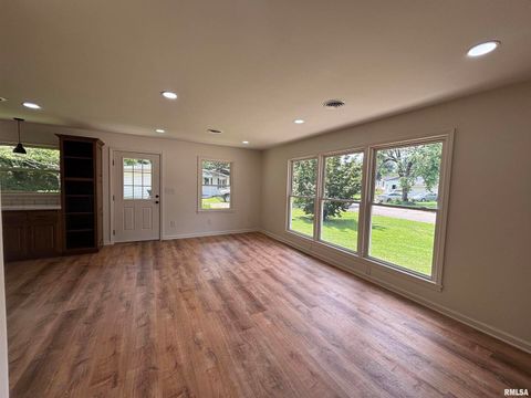 Tiny photo for 208 Dorris Drive, Metropolis, IL 62960 (MLS # EB458257)