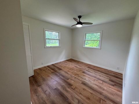 Tiny photo for 208 Dorris Drive, Metropolis, IL 62960 (MLS # EB458257)